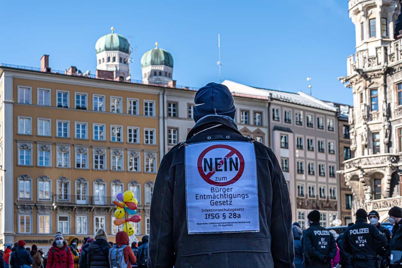 „Impfen macht frei“